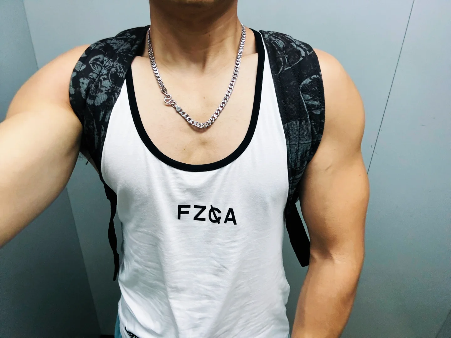 这么看就不是薄肌了吧