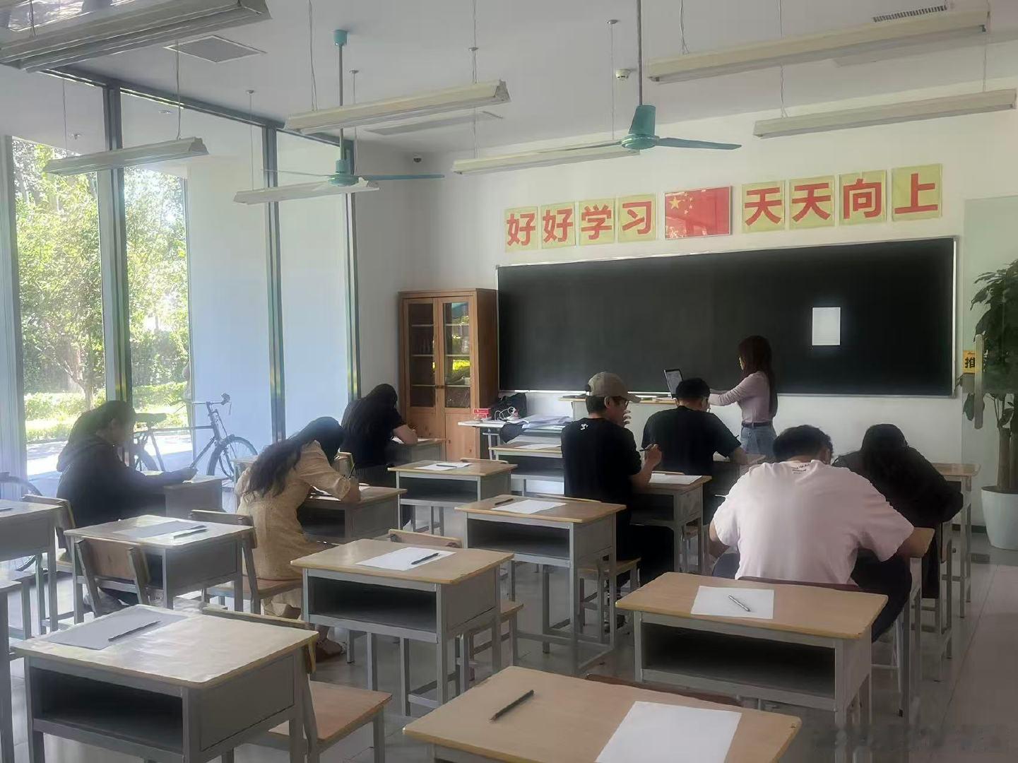 内娱有自己的全国一卷老剧高考 追剧只顾着看剧情和演技，谁会特意记茶叶盒颜色？《潜