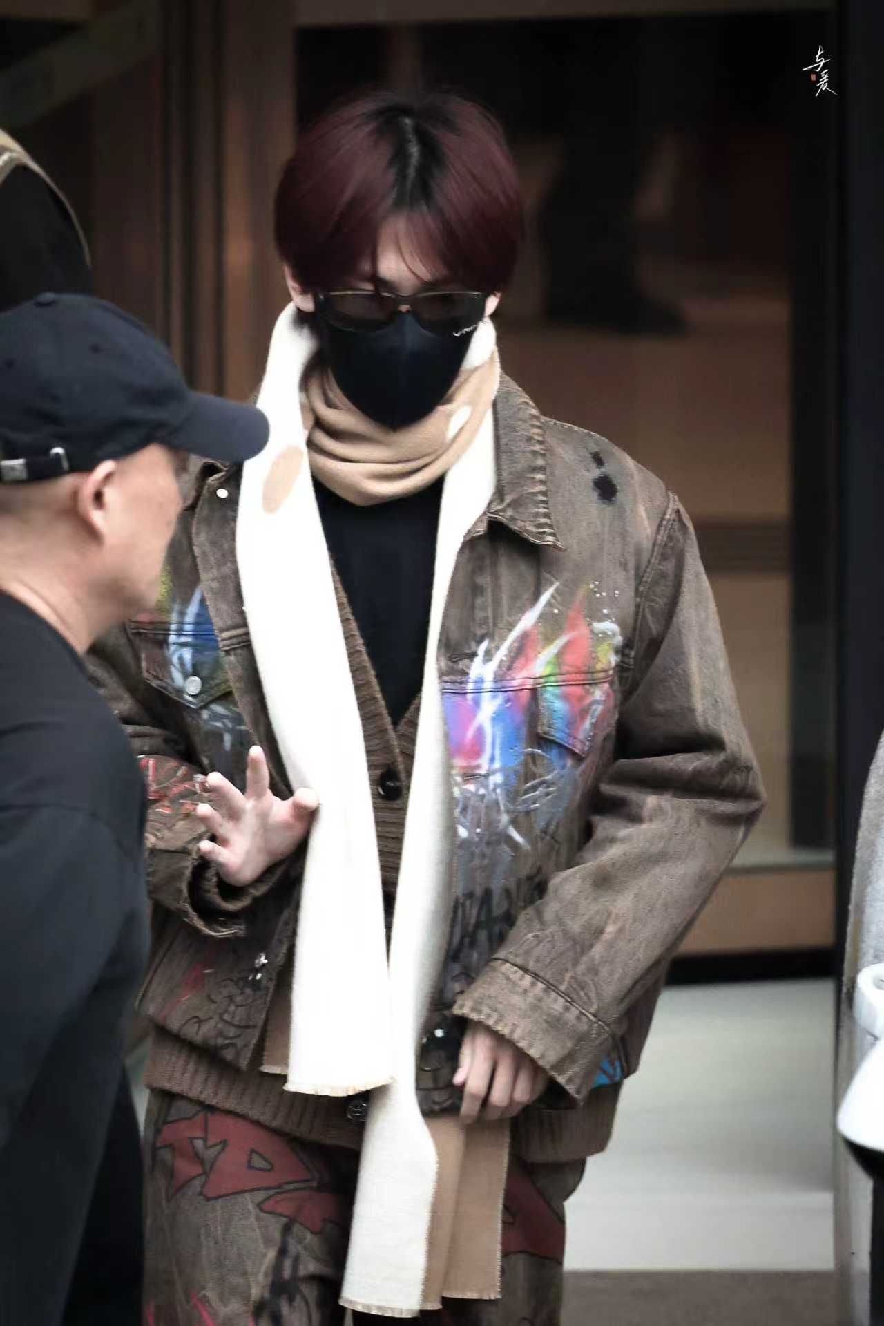 张真源棕色涂鸦套装张真源回北京路透来啦！棕色涂鸦套装造型好帅呀~ ​ ​​​