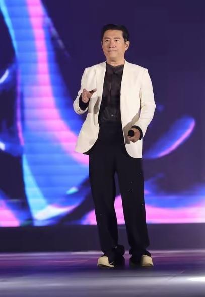 黄安来邢献唱，远看有点像王健林。有些人随着年龄增长，面相并不显老，反而更耐看，黄