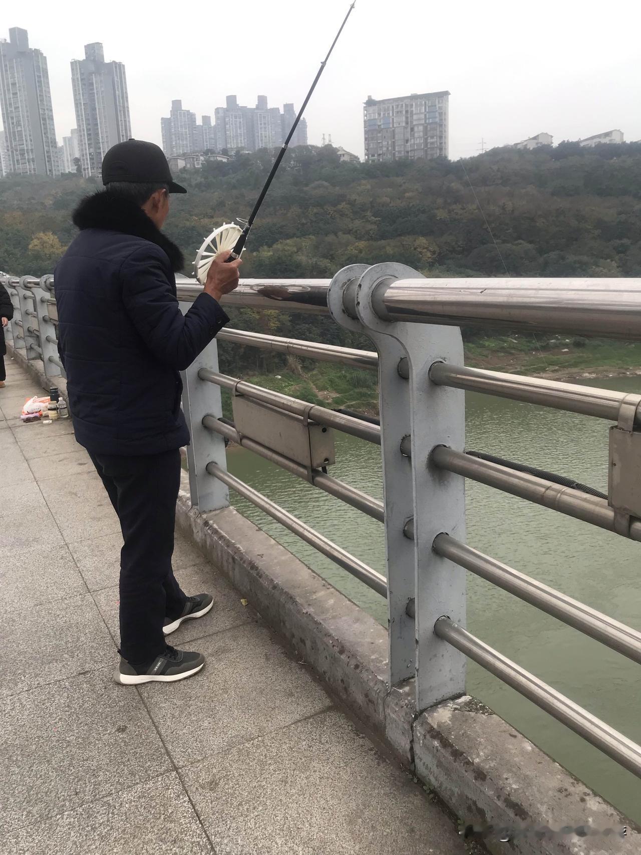泸州沱江三桥上的钓鱼人