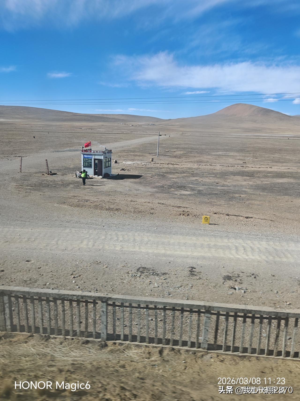 哪有什么岁月静好，总是有人默默付出。看，青藏线上多少护路工都是在荒无人烟人迹罕至