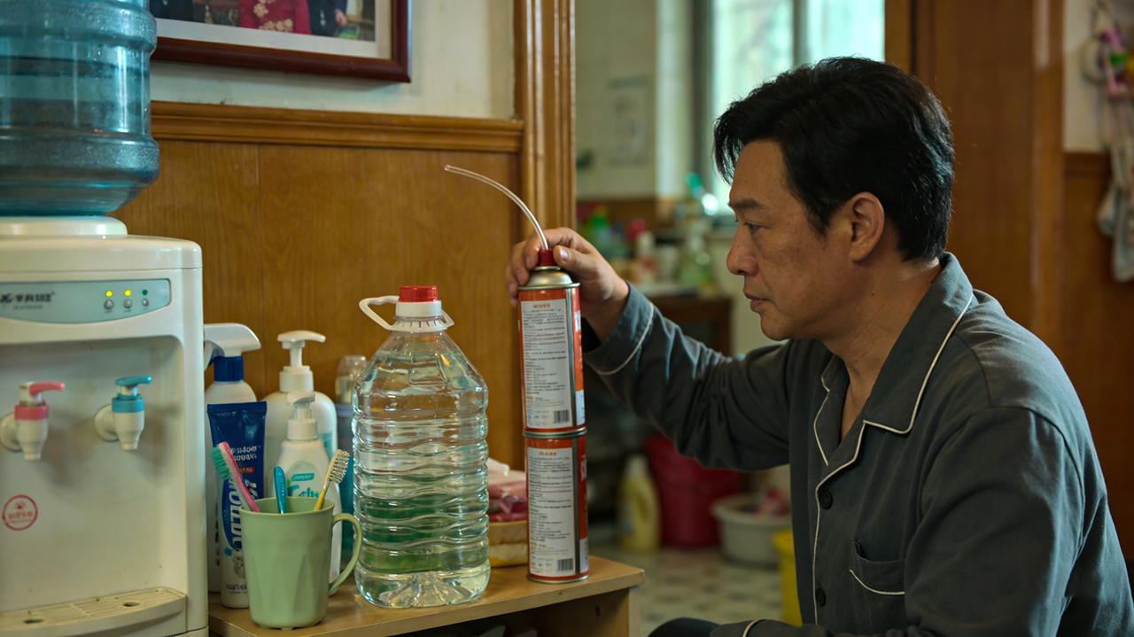 照顾小孩，真是不能有一点马虎。7岁男孩小乐轩感冒后，爷爷误将火锅矿物燃料当作矿泉