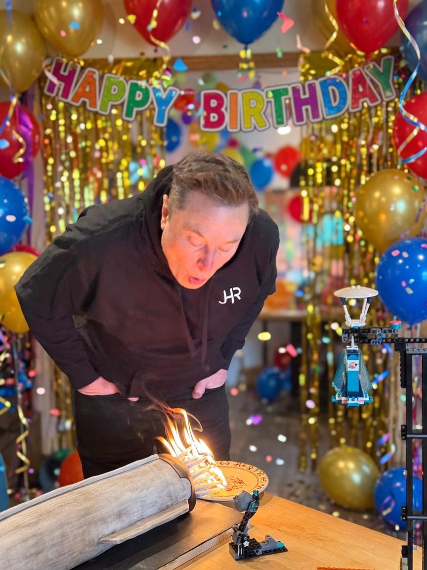马斯克的生日蛋糕长啥样？

今天马斯克他妈把马斯克过 55 岁生日时吹蜡烛的照片