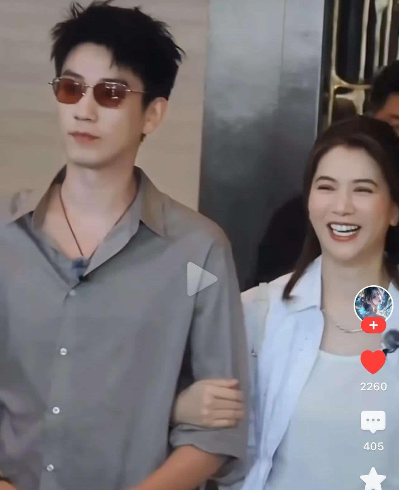 看来能让袁咏仪笑口常开的不仅仅是奢侈品包包子还有年轻清爽高大的帅哥。[呲牙][呲