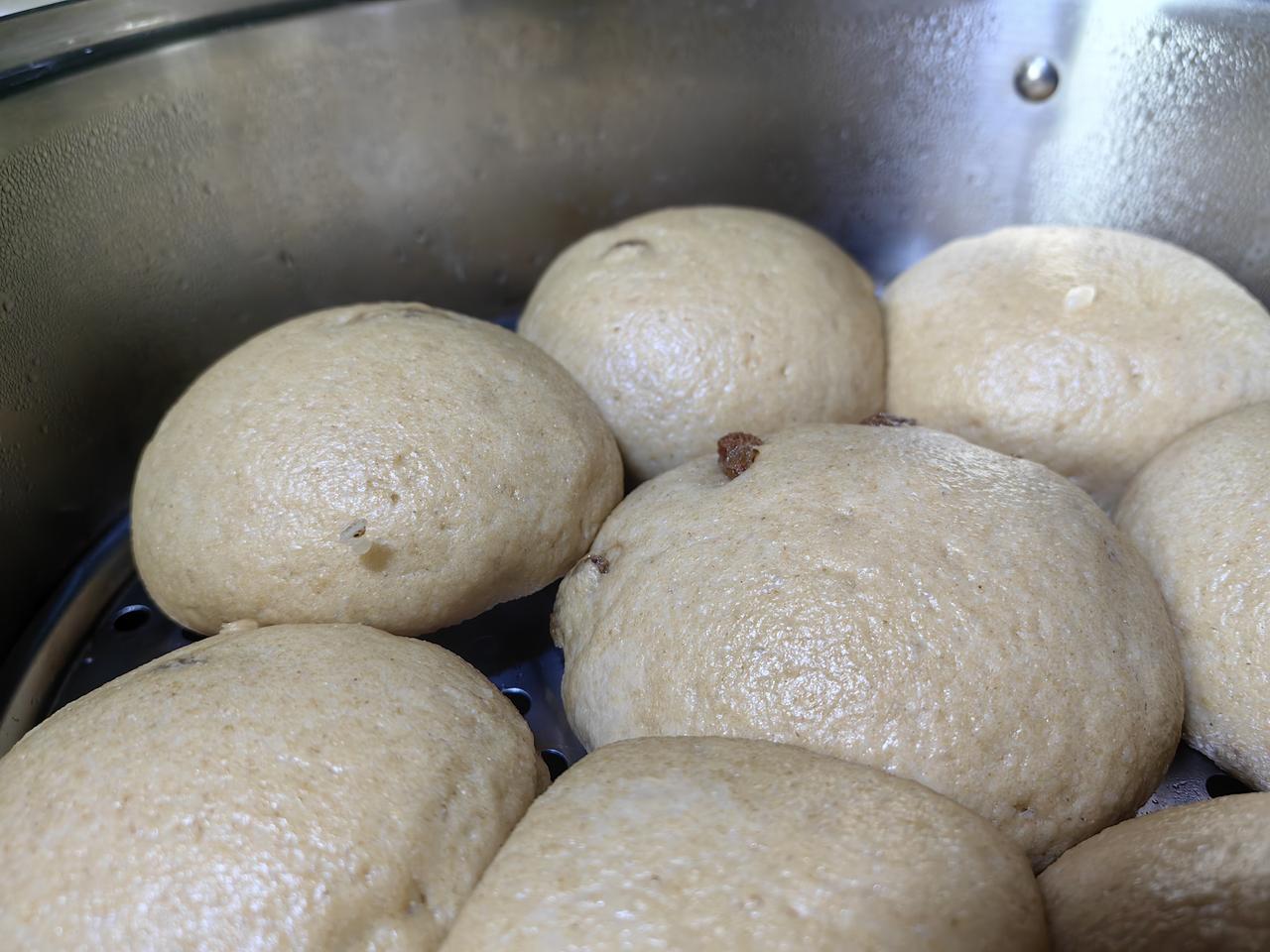 下联以“心潮静港坦坦平平”对应上联的“岁月长河风风雨雨”，既体现了历经岁月后的心