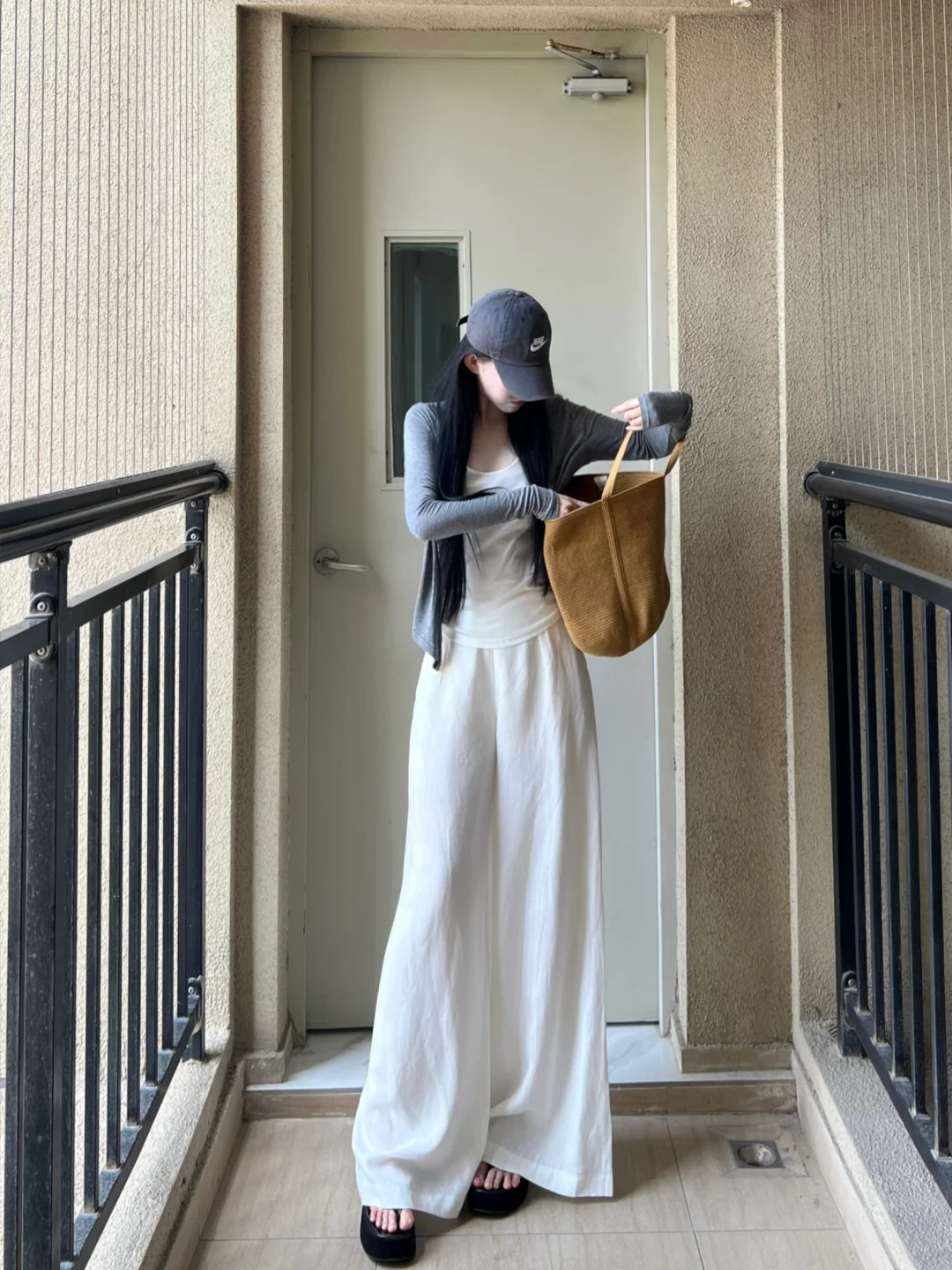 女生穿的白白净净的给感觉好松弛哦~