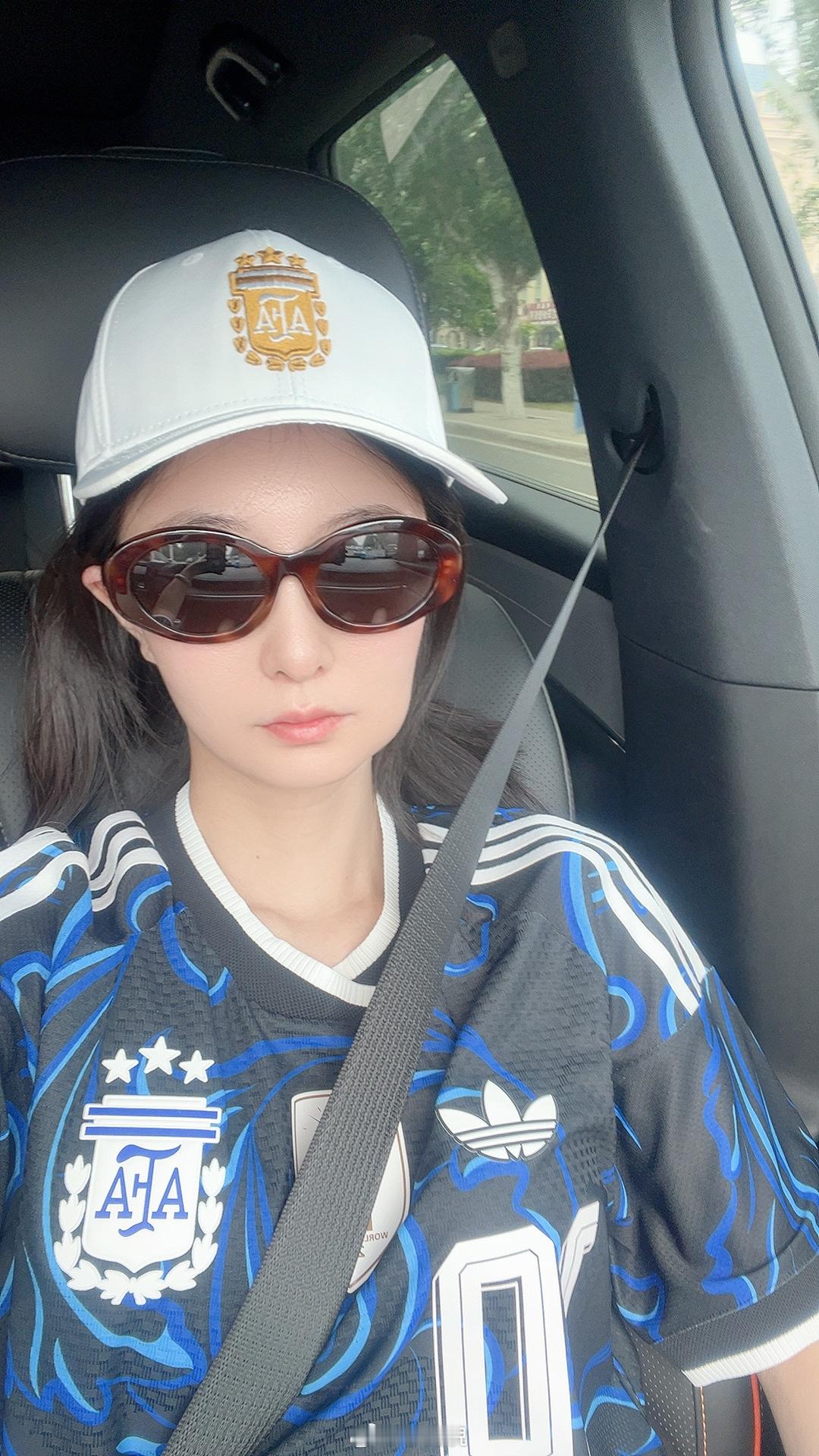 牙肿成方脸解说的阿根廷vs佛得角这场，一脸懵不知道在踢啥。赛前一直跟自己讲本届无