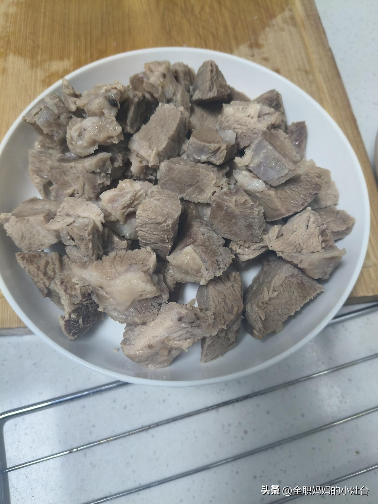 跟着网上教的，学着做了一盘盐水煮肉，结果翻车了。

网上做完肉是超级嫩的口感，而