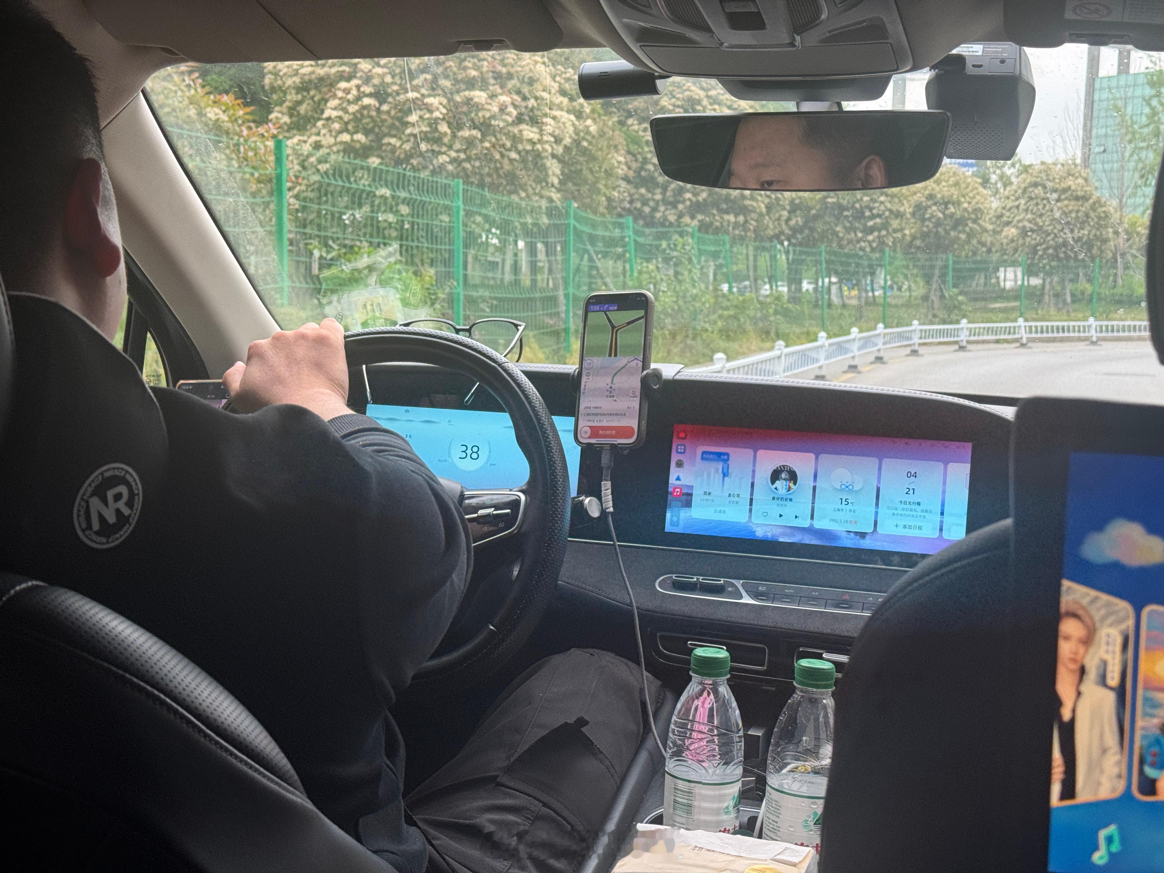 抗博打车 25公里58元，还能打到荣威D7，运气真不错。不算专车，D7应该是快车