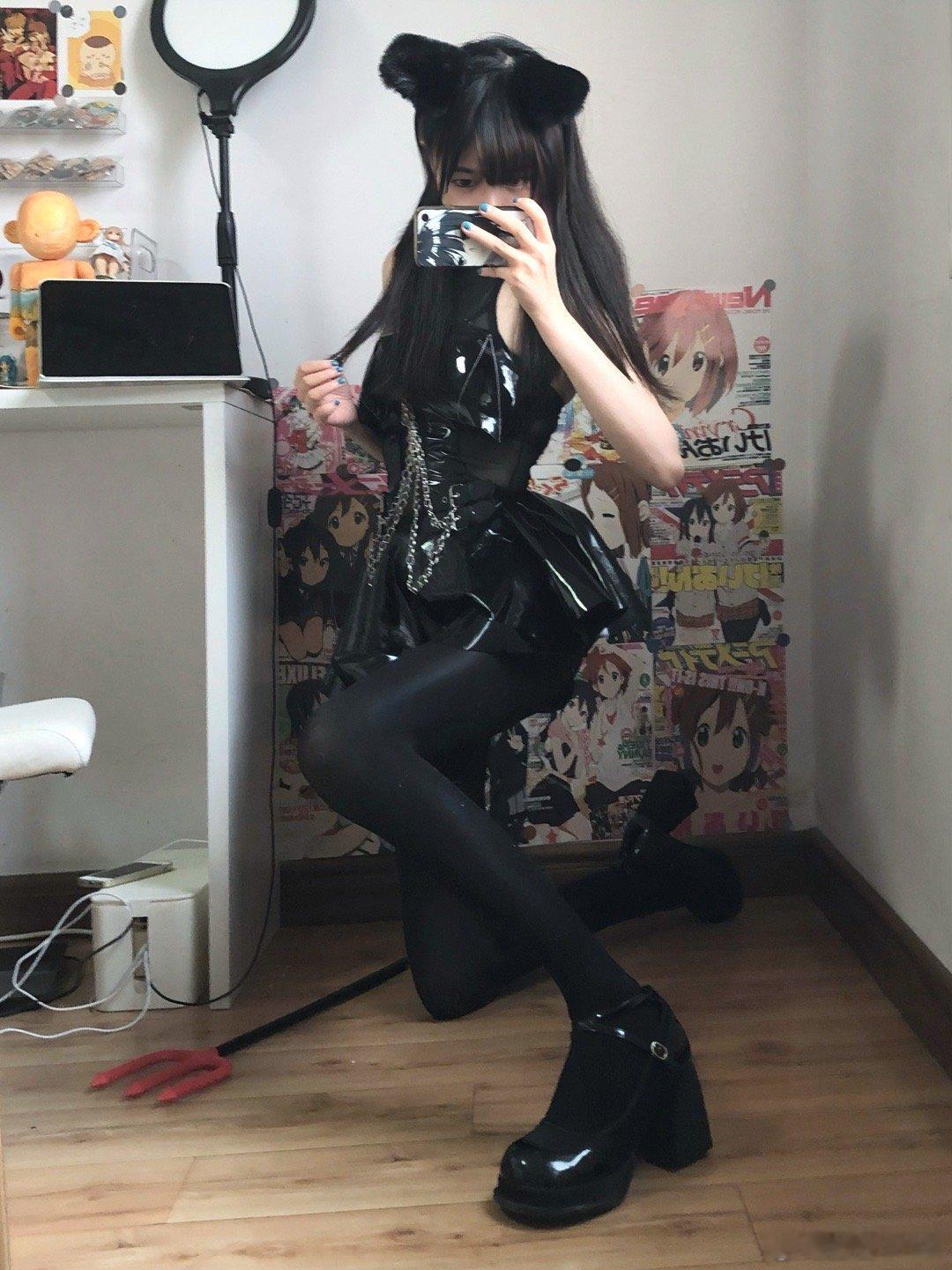 不是说了吗 不允许和除了我以外的女人说话 ​​​