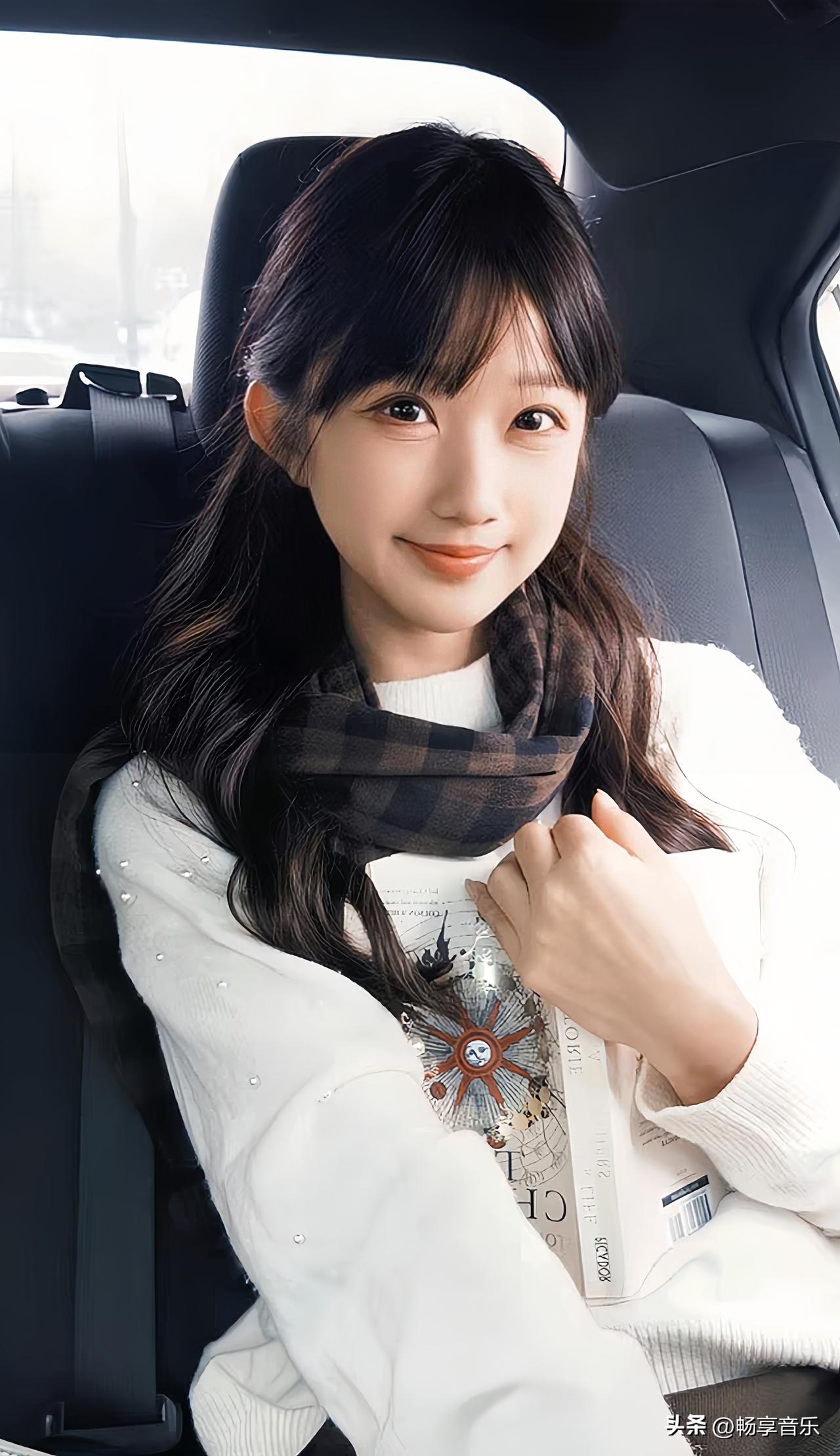 车后座上的甜美少女，手捧书卷，微笑如春日暖阳。🌸📖😊绝美随手拍 晒晒少女靓