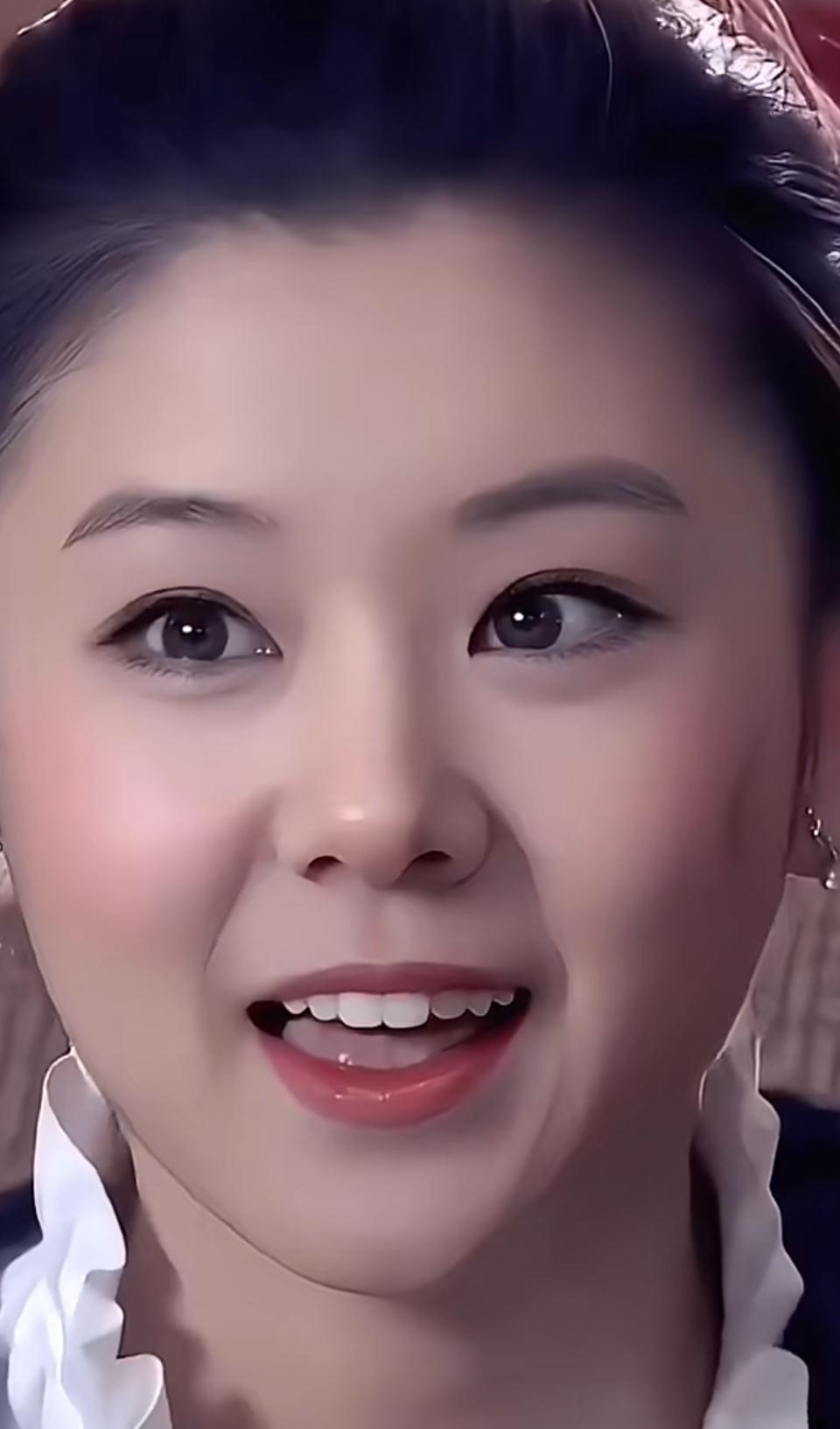 1. 眉眼间藏着温柔笑意，一颦一笑皆是岁月静好的模样✨

2. 定格这瞬间的甜，