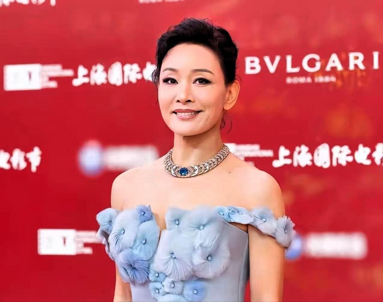 明明拿着美国护照，偏在上海电影节红毯上说“回到了自己家里”，结果迎来的不是掌声，
