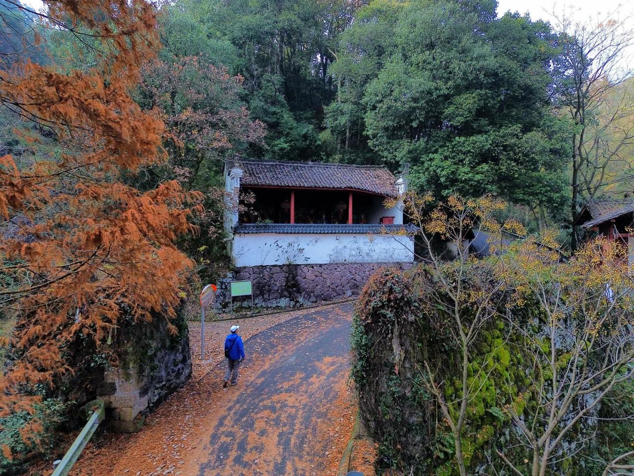 走进武义岩坑村，仿佛踏入了一幅宋代古卷。这里，就是传说中的“世外桃源”——岩坑清