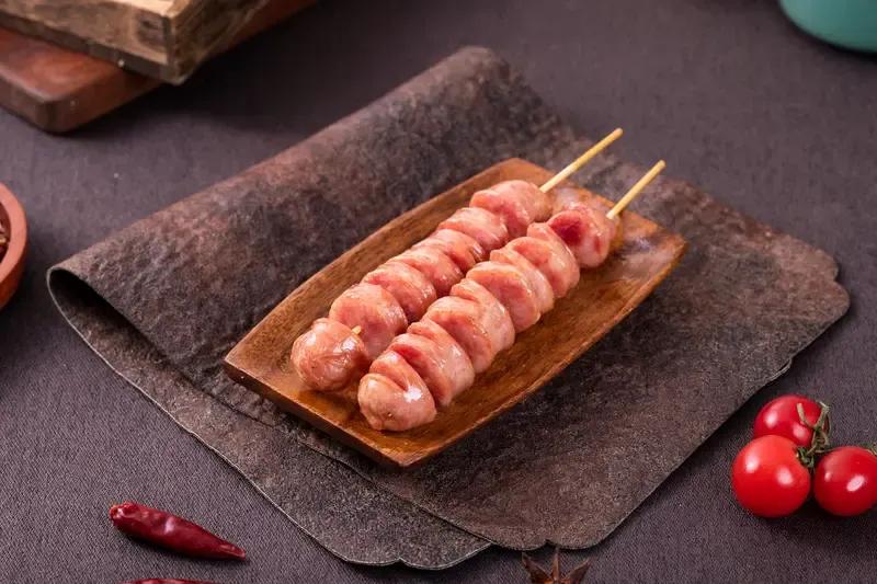 11月1日流传的一段视频太让人无语了。山西大同市第四中学一名女生在校门口买了根淀