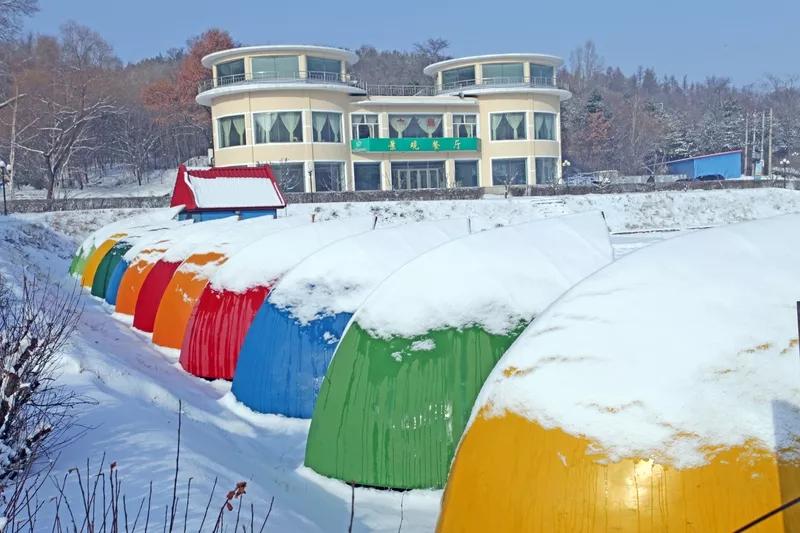 不提雪,怎么描写“雪”很大? 写-首:一夜千山白，三春万林娇。冰消新绿生，风暧暗