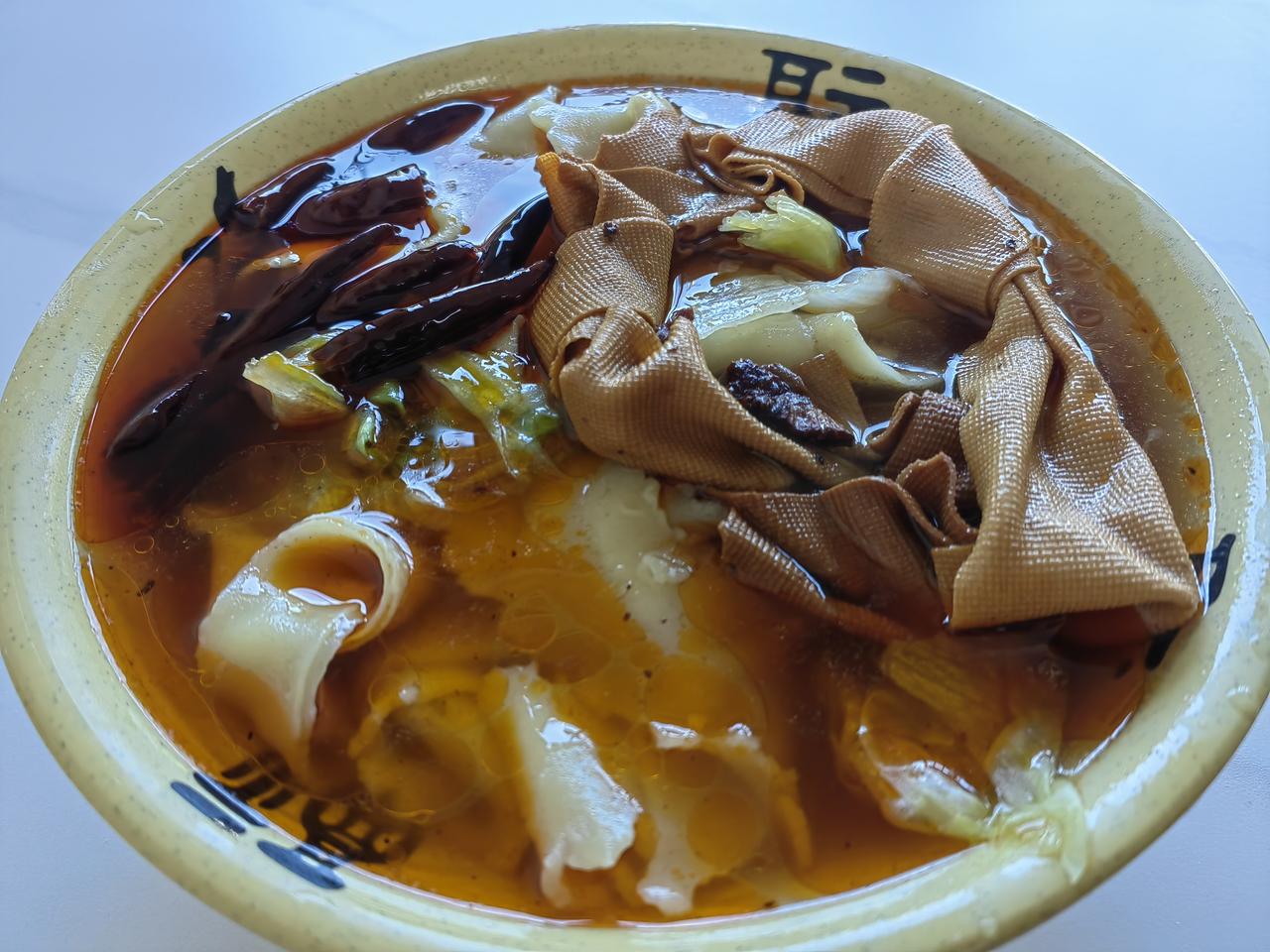 安徽板面。加了两个卤豆皮，17元。
​原来以为这边有刀削面。结果没有，以板面打发