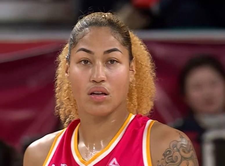 这一场比赛对争冠双方都至关重要，哪队胜利，手里就拥有了两个赛点，夺冠概率大增，现