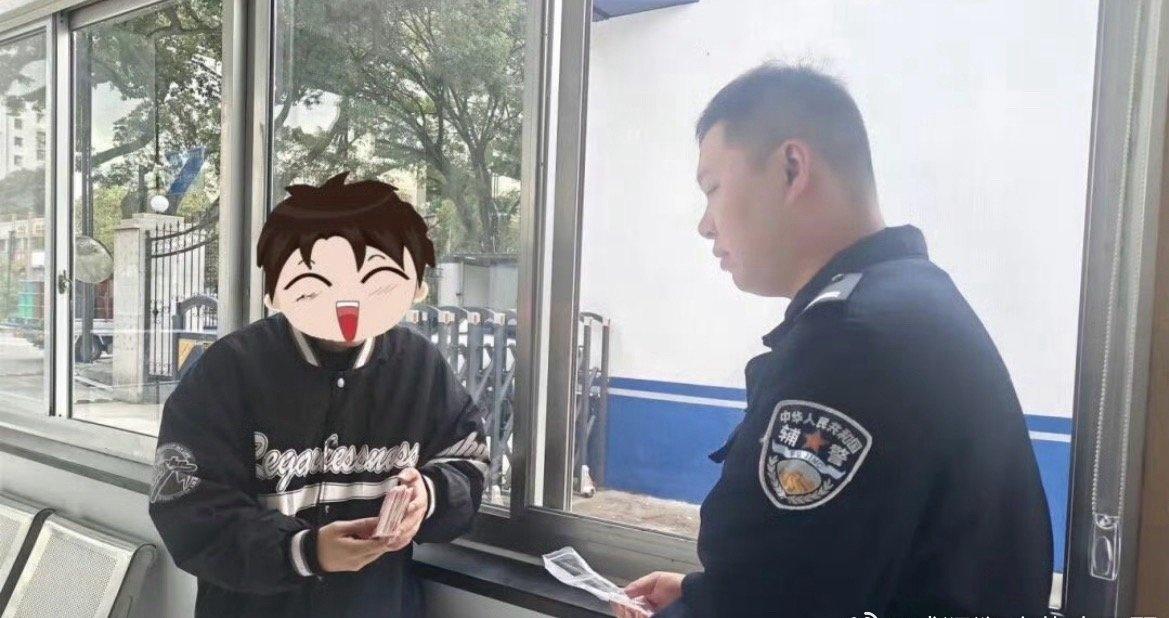 台州外卖员深夜送来的特殊外卖见证爱心接力台州椒江外卖员朱建成送餐途中，意外发现装