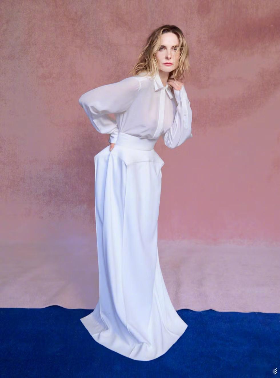 丽贝卡弗格森 登上英国版《Harper’s Bazaar》杂志新刊封面及写真！！