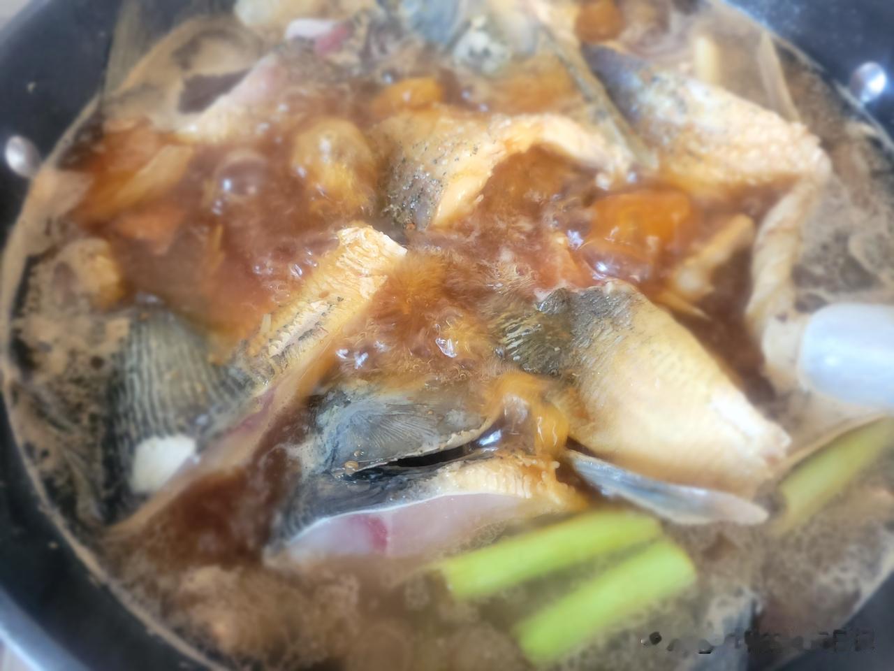 今早我去了一趟早市，买回两条淡水鱼，一根草鱼，一根三道鳞鱼。回家洗洗就炖上了。