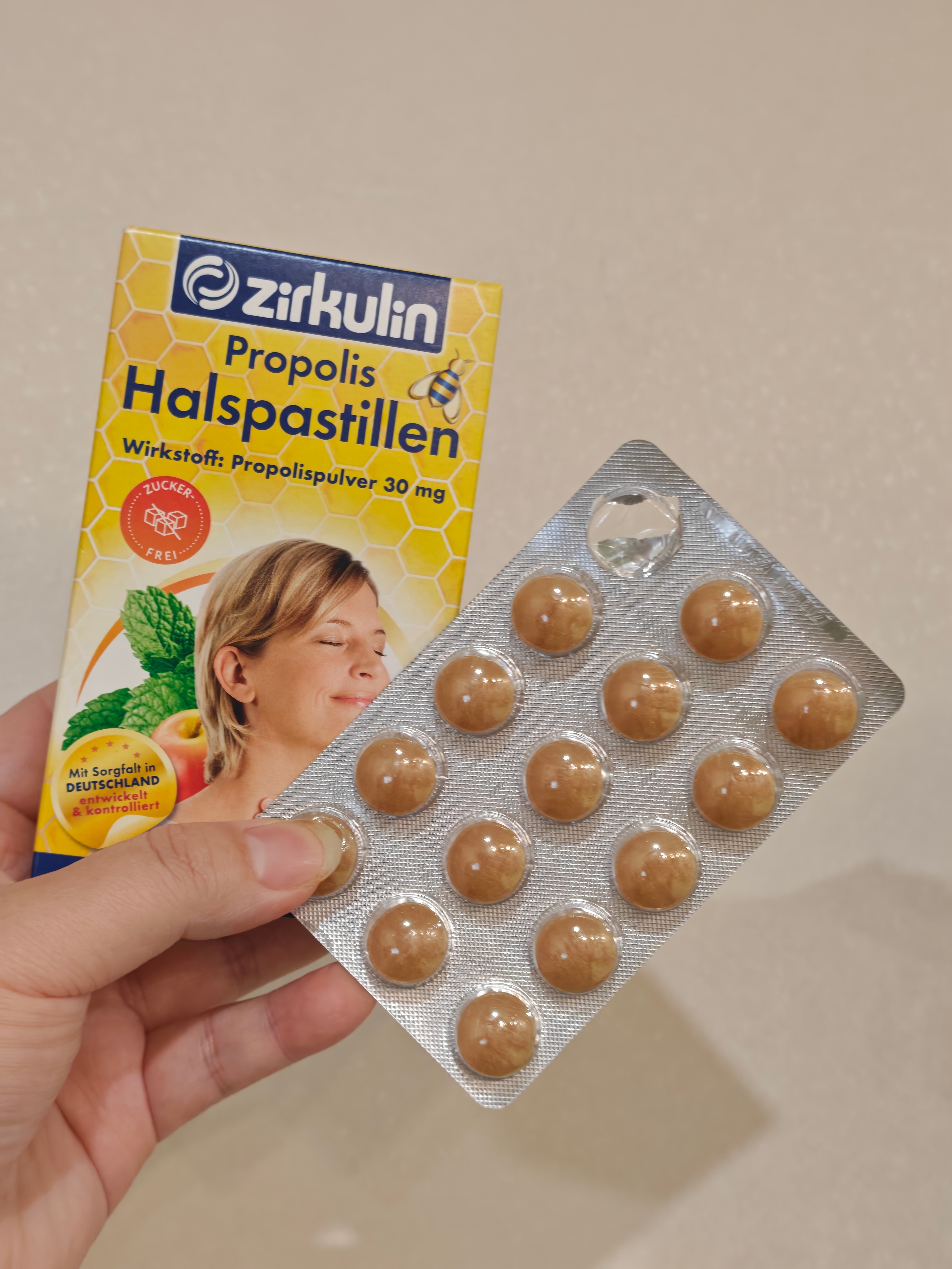 对了朋友们！明天会有哲库林润喉糖的团！这个润喉糖对缓解嗓子干痒、疼痛、不适真的很