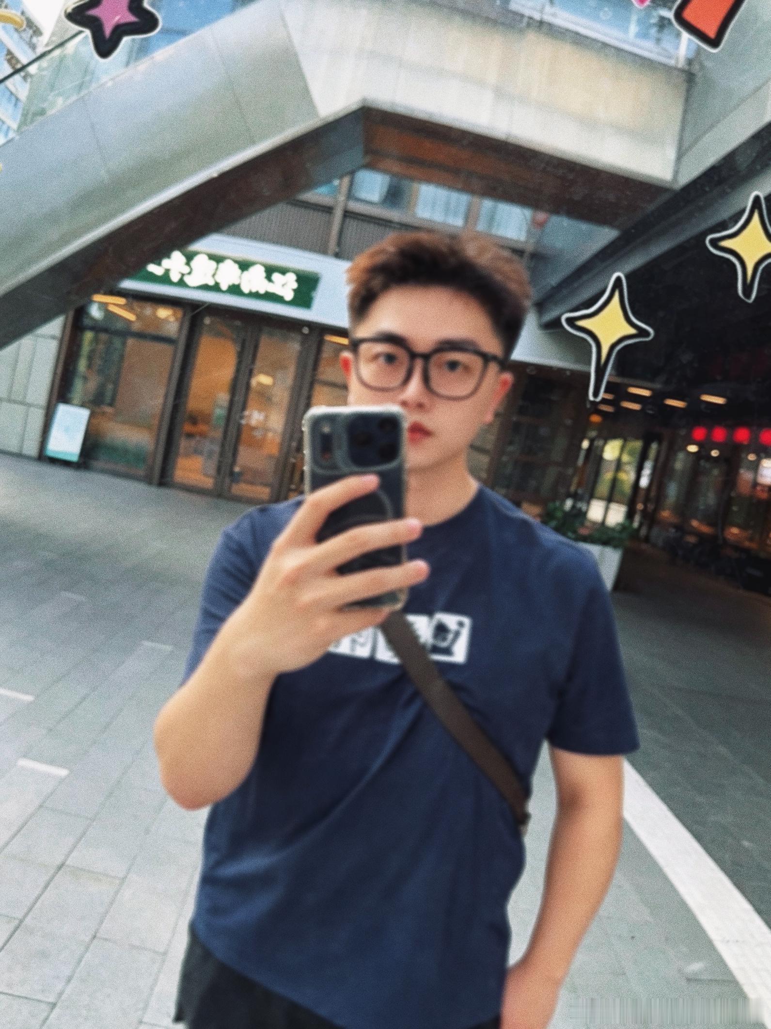 台风几点来我不知道但今天35℃的杭州是真的热热到红温🥵这个哈哈镜不错🪞欧阳文