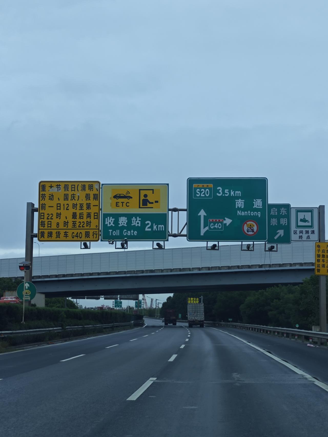 这不，我准备了茶水水果零食就出发了。今天队友不肯做跟班，那我说留在家里就要做晚饭