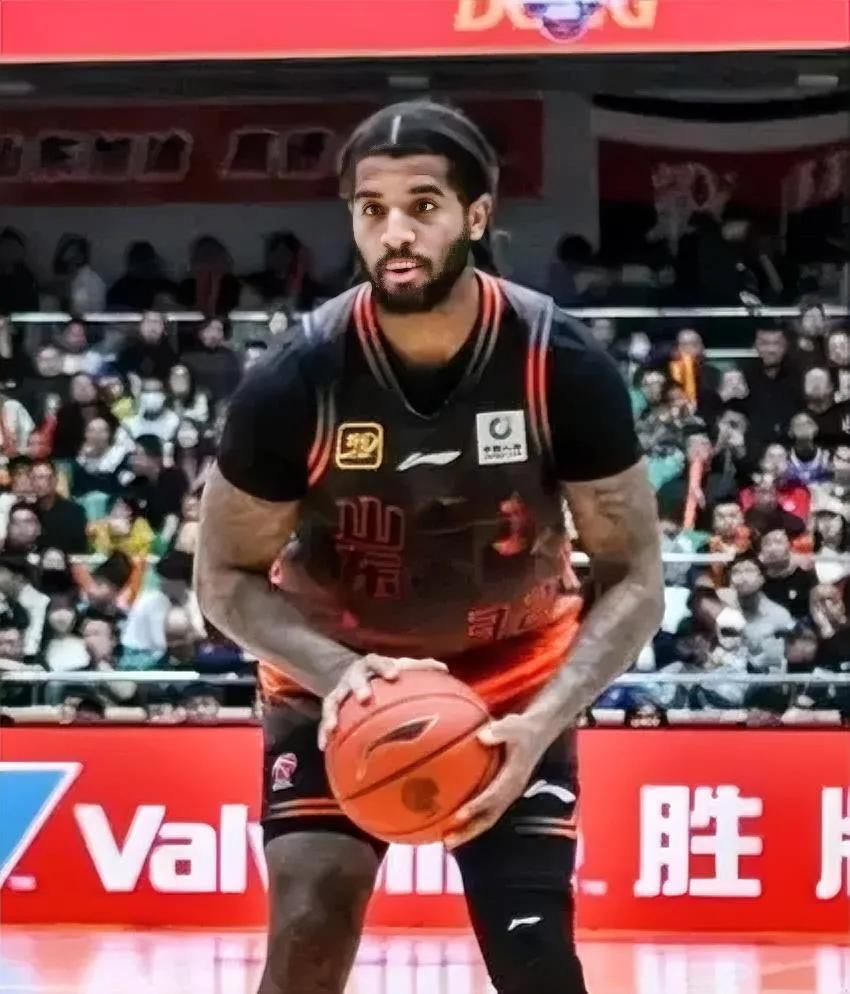 清晨刚起床，传来了辽篮大外援的新消息，有媒体人报出前nba勇士队大前锋无限接近签