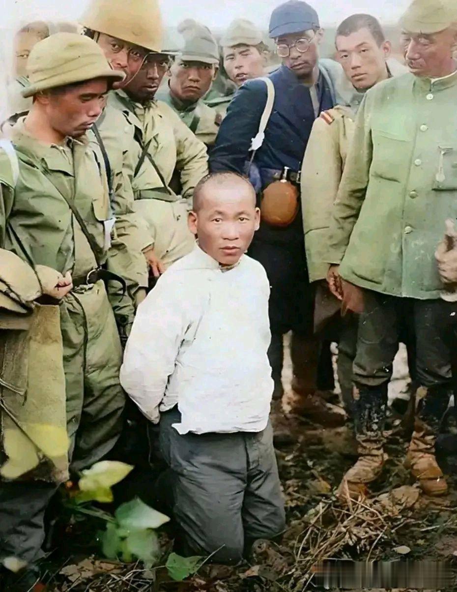 这就是真正的视死如归！
这是抗日战争期间，一名革命烈士被日寇杀害前的留影，他的双