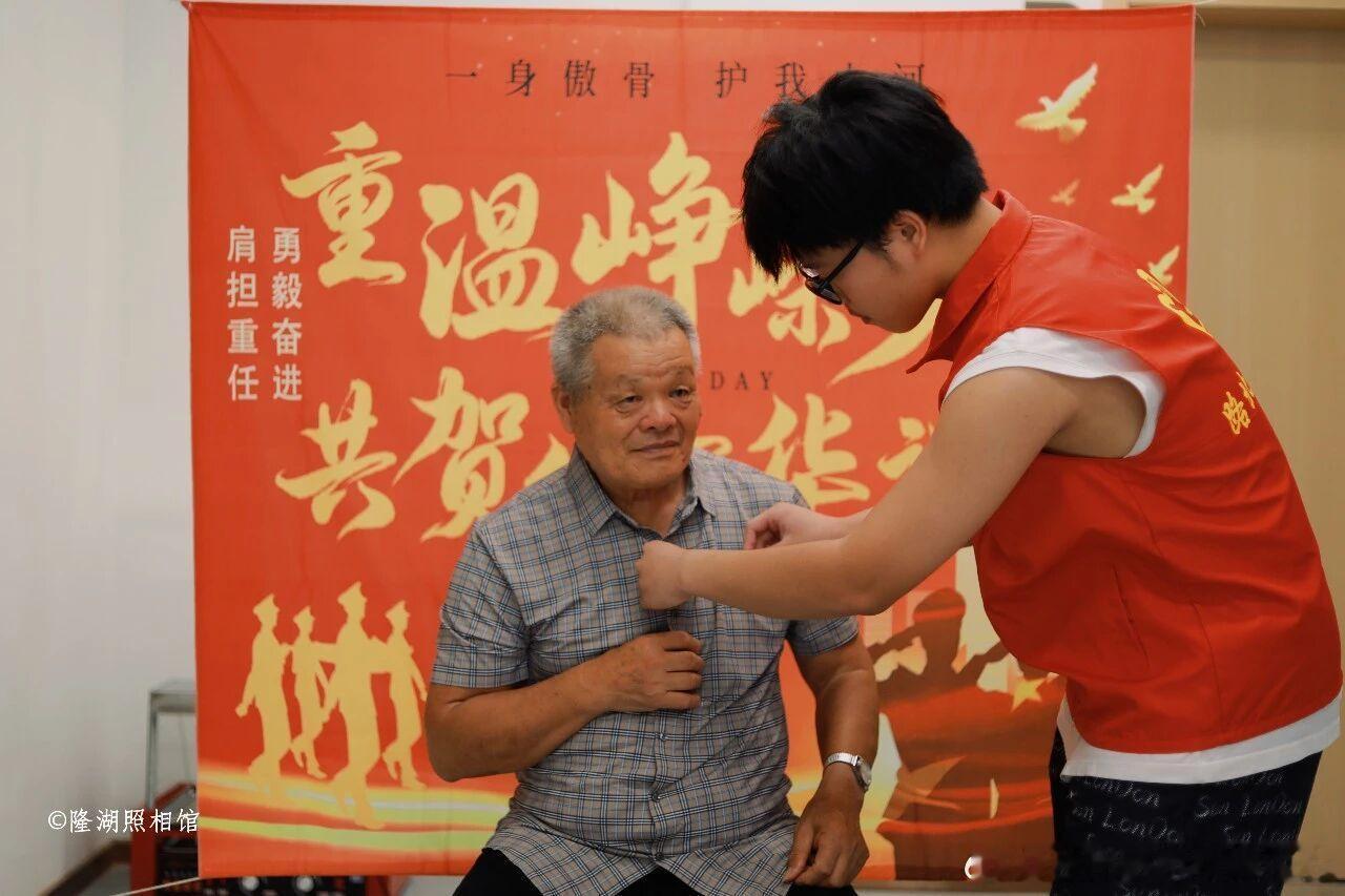 台州路桥暖心为老兵拍下专属荣光镜头定格戎光，温情致敬老兵！路桥隆湖社区为退役军人
