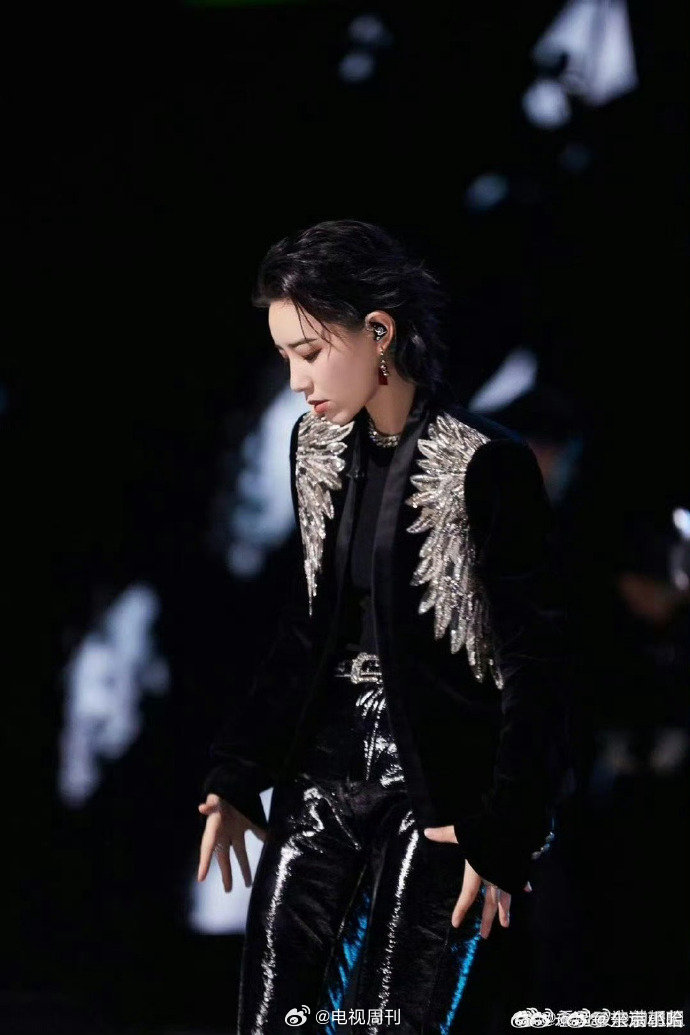 李斯丹妮[超话]李斯丹妮浪姐唯一四千万直拍乘风2025只有李斯丹妮才配得上浪姐四