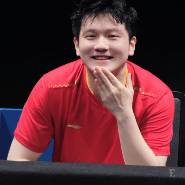 樊振东正和许昕在打比赛，
没想到解说员一句话得罪俩人：
樊振东和许昕的身体条件完