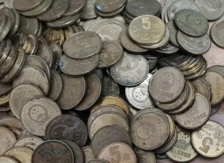 1993年梅花5角卖了9800元，翻遍家里也要找这个特征，别当零钱花了
家里有存