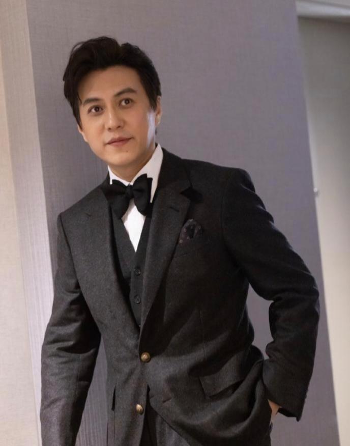1.靳东如今很少接拍新戏，只接熟人引荐的剧本。2.黄渤、倪妮主演的《一个男人和一