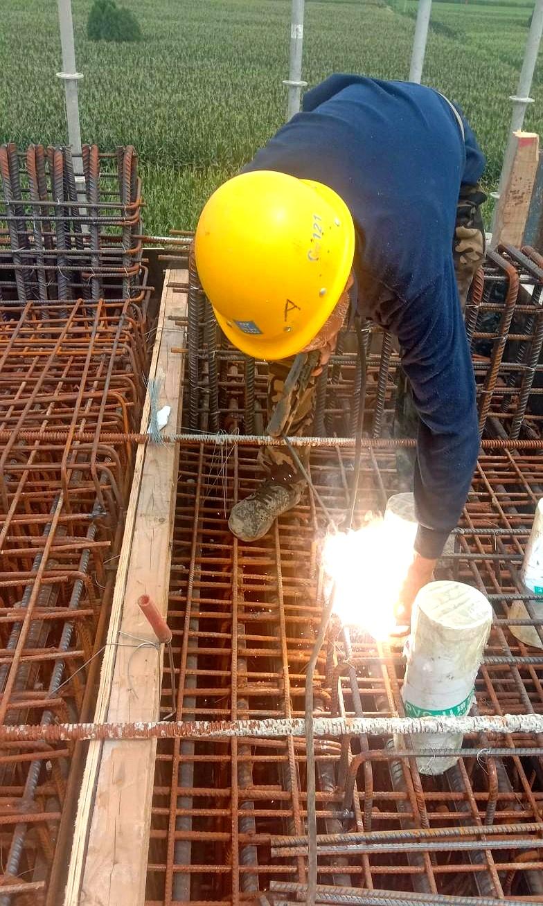 一脚踏进新工地时，先忙的不是饭和工资，是把床拼好。
随手打听附近的小超市，十五块