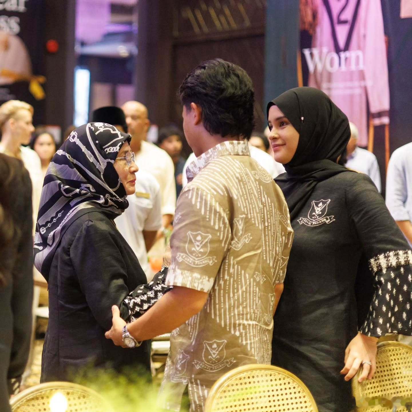 马来西亚王室 🇲🇾9月18日，彭亨王室成员们庆祝彭亨皇家马球俱乐部成立100