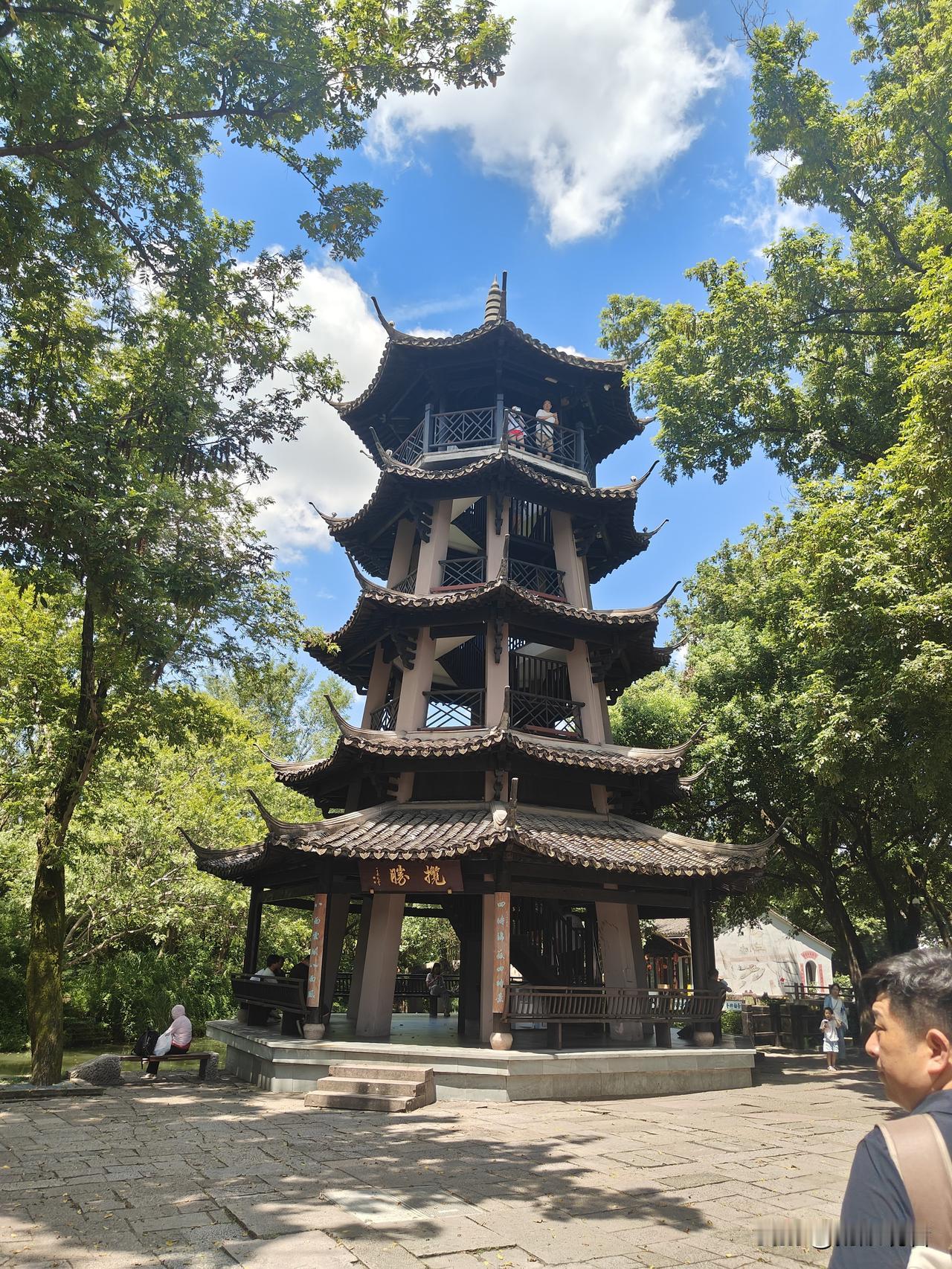 杭州西溪湿地是一处兼具自然生态与人文底蕴的城市湿地公园，以“城市之肾”著称。园区