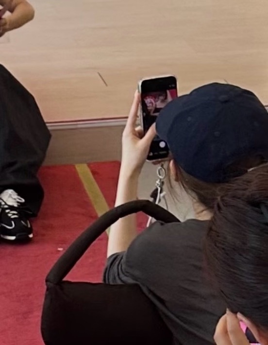 帮我朋友拍领证的我be like： 