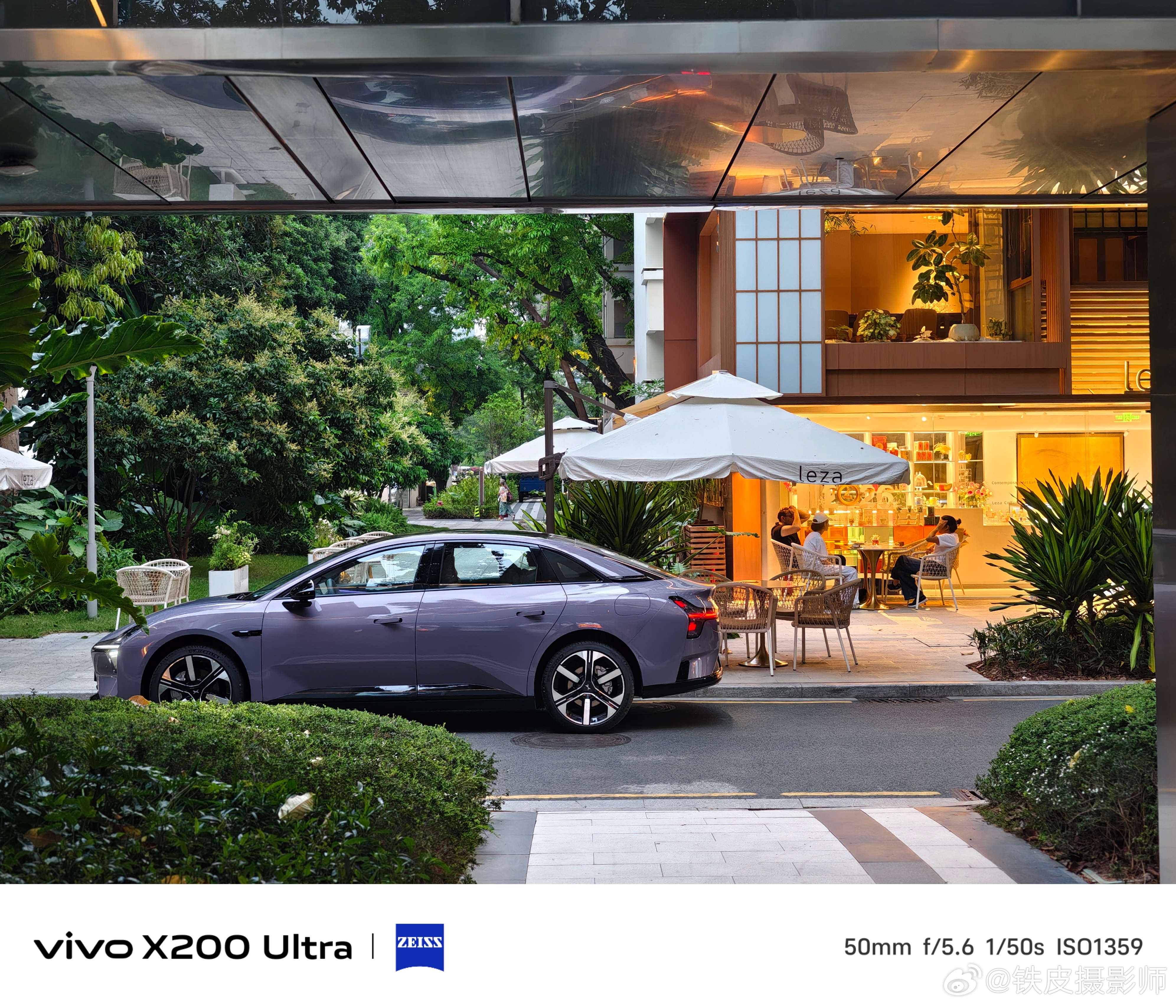 今晚去夜拍了一下罗兰紫的 2026 款小鹏 MONA M03，夜色下这个车的姿态