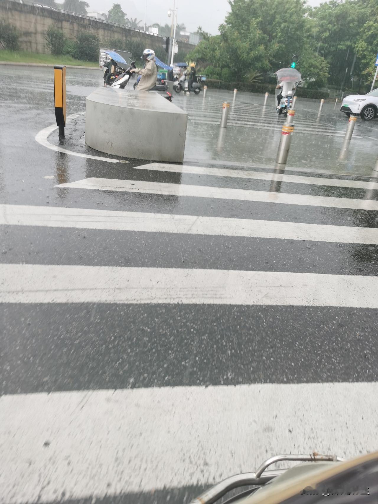 下午在深圳福永立交桥下等红绿灯，天空突然就变脸了！前一秒还好好的，下一秒暴雨倾盆