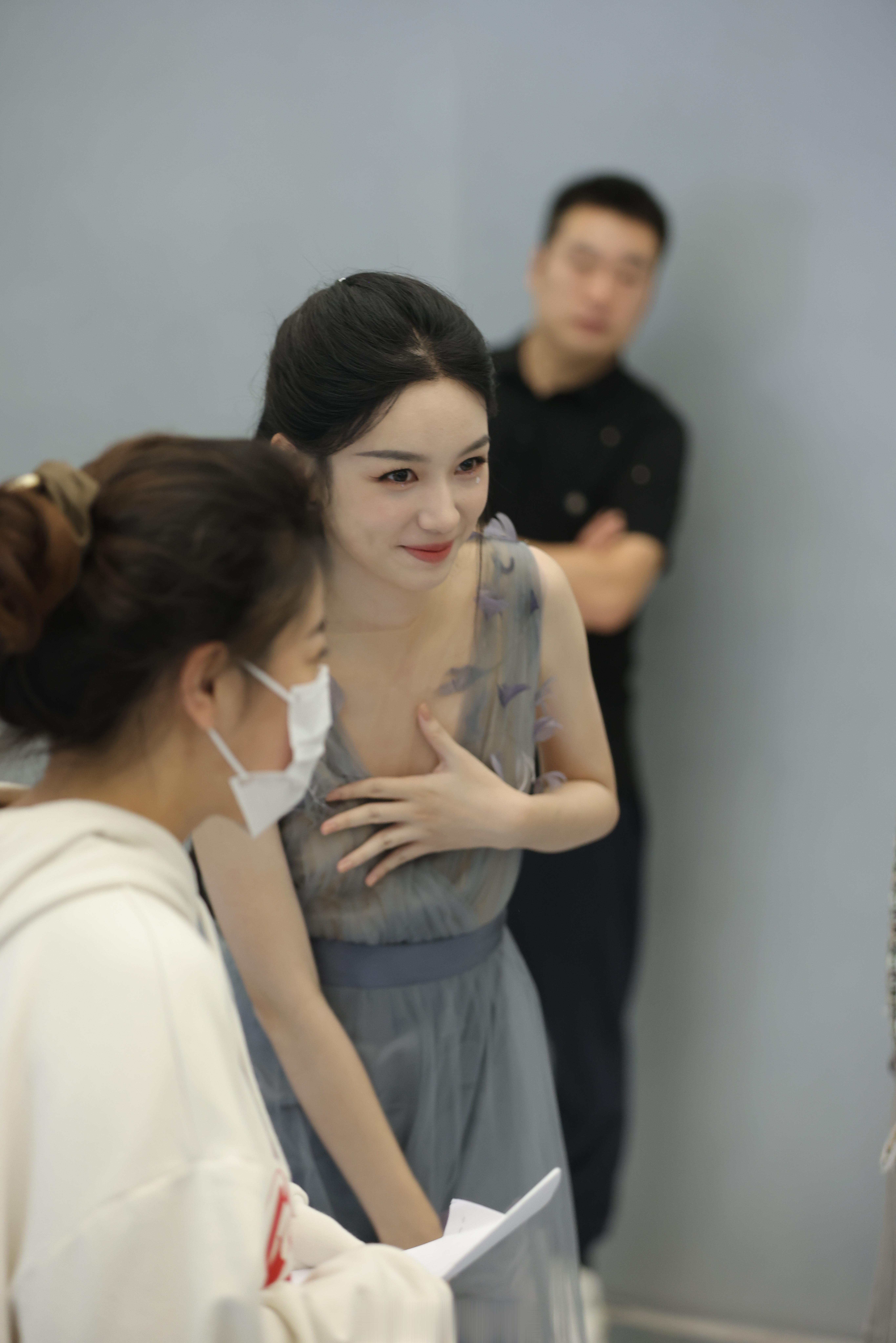 #上扬真的会发光# 终于知道为什么迪丽热巴走到哪里都是人群中的焦点，360度无死