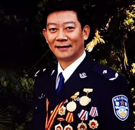1992年，一缉毒警官露脸参加颁奖仪式。

镁光灯突然打在他胸前的警号上，台下有