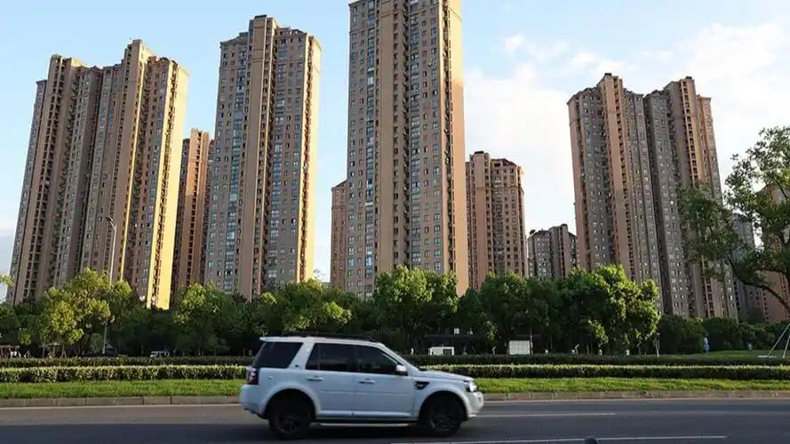 房地产、汽车、手机、服装，这四个曾经轮番拉动中国消费的引擎，高增长红利已经明显消