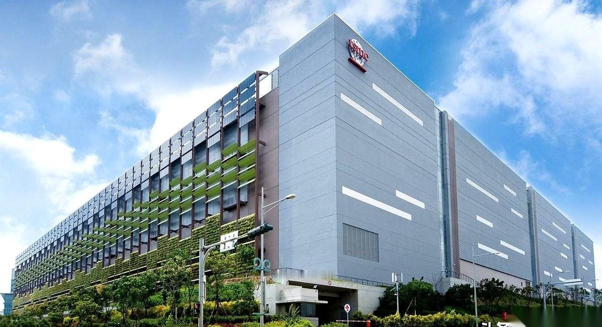 这已经不是商业竞争了。
这是直接把钱当炮弹使，往对手脸上轰。
两千亿美金，扔下去