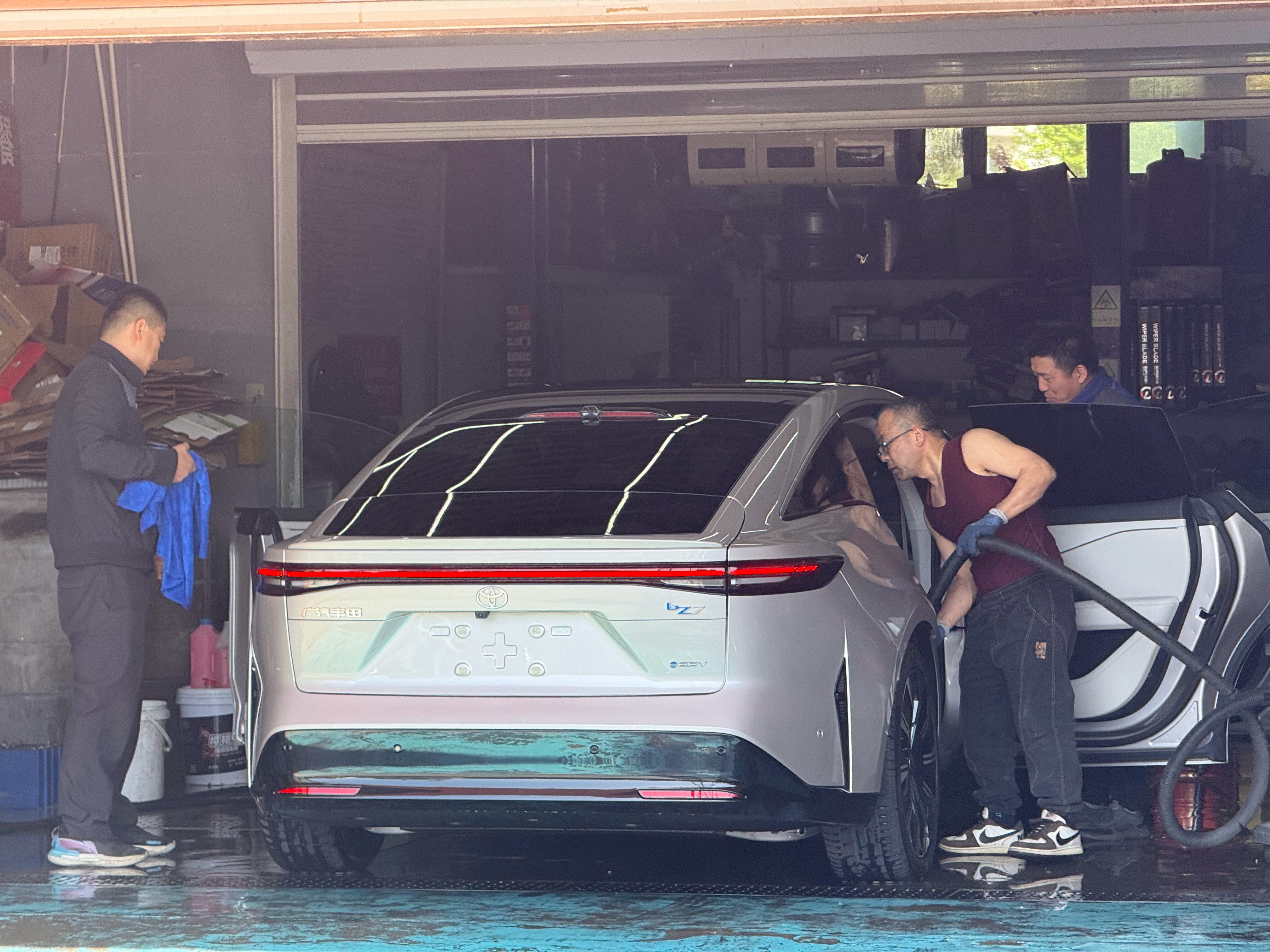 今天去给铂智 7 洗车，真看出老师傅们对合资车的喜欢。问我两遍这个车落地价他们都