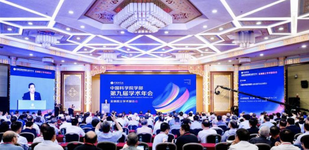【鄂维南院士：当前人工智能技术路线不可持续，中国研究者要跳出主流框架】在6月26