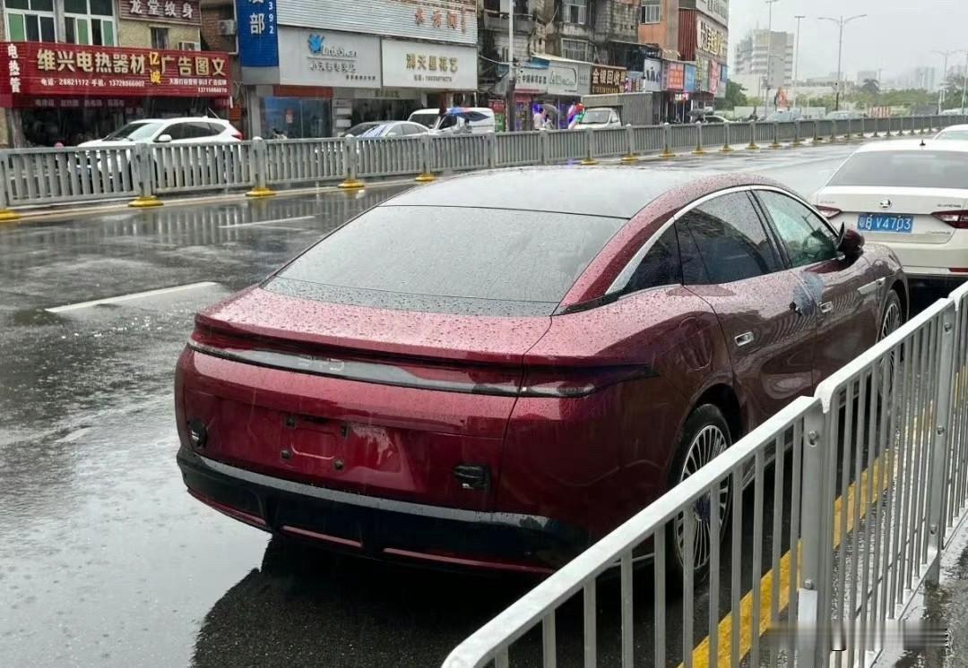 比亚迪大汉车身外观已经基本浮出水面了！这不比汉L那种拼接怪的外观好看得多？如果当