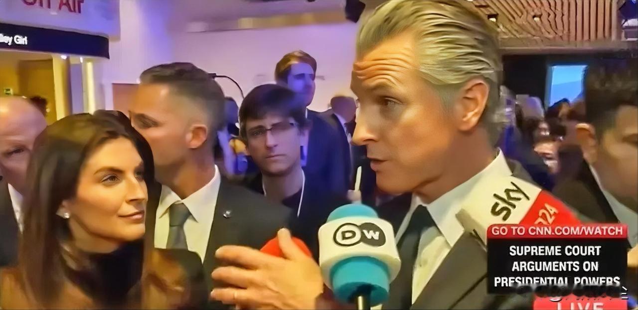 CNN柯林斯:“他把格陵兰说成冰岛，这让你印象深刻吗？”

纽森:“重点不是某句